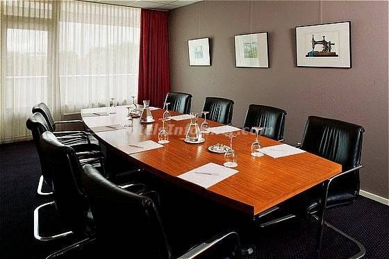 Sheraton heathrow hotel. N ltk. Услуги отеля. Плаза день. Кортъярд марриотт питер.